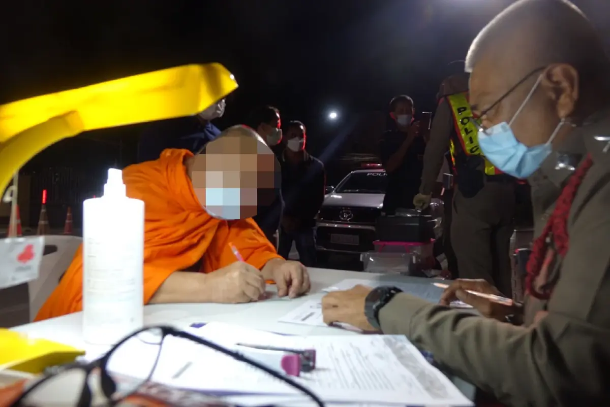 จับสึก3สมภาร ตั้งวงก๊งเหล้า อ้างญาติโยมถวายให้คนตาย
