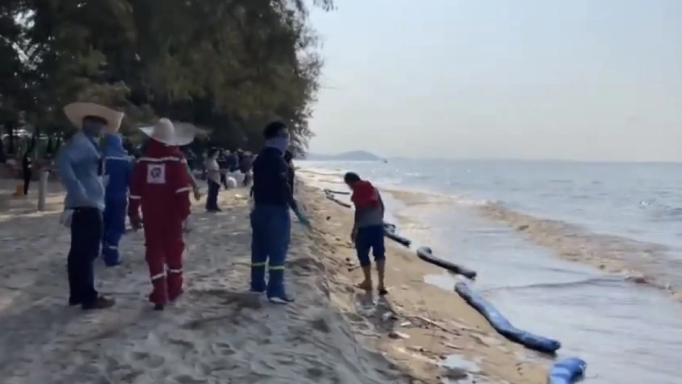 อธิบดีคพ.เผยคราบน้ำมันล็อตใหญ่จ่อซัดเข้าหาดแม่รำพึง