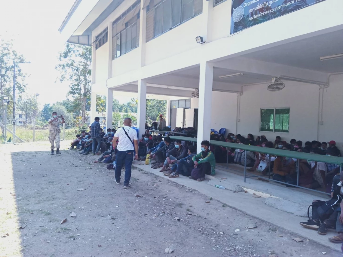 ลุยจับแรงงานเถื่อนชาวพม่า 239 คน พร้อมนำพา 3 คน