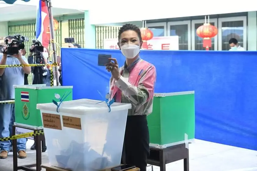 "มาดามหลี” ควง “สิระ" ลงคะแนนเลือกตั้งซ่อมหลักสี่ – จตุจักร  ชื่นมื่น