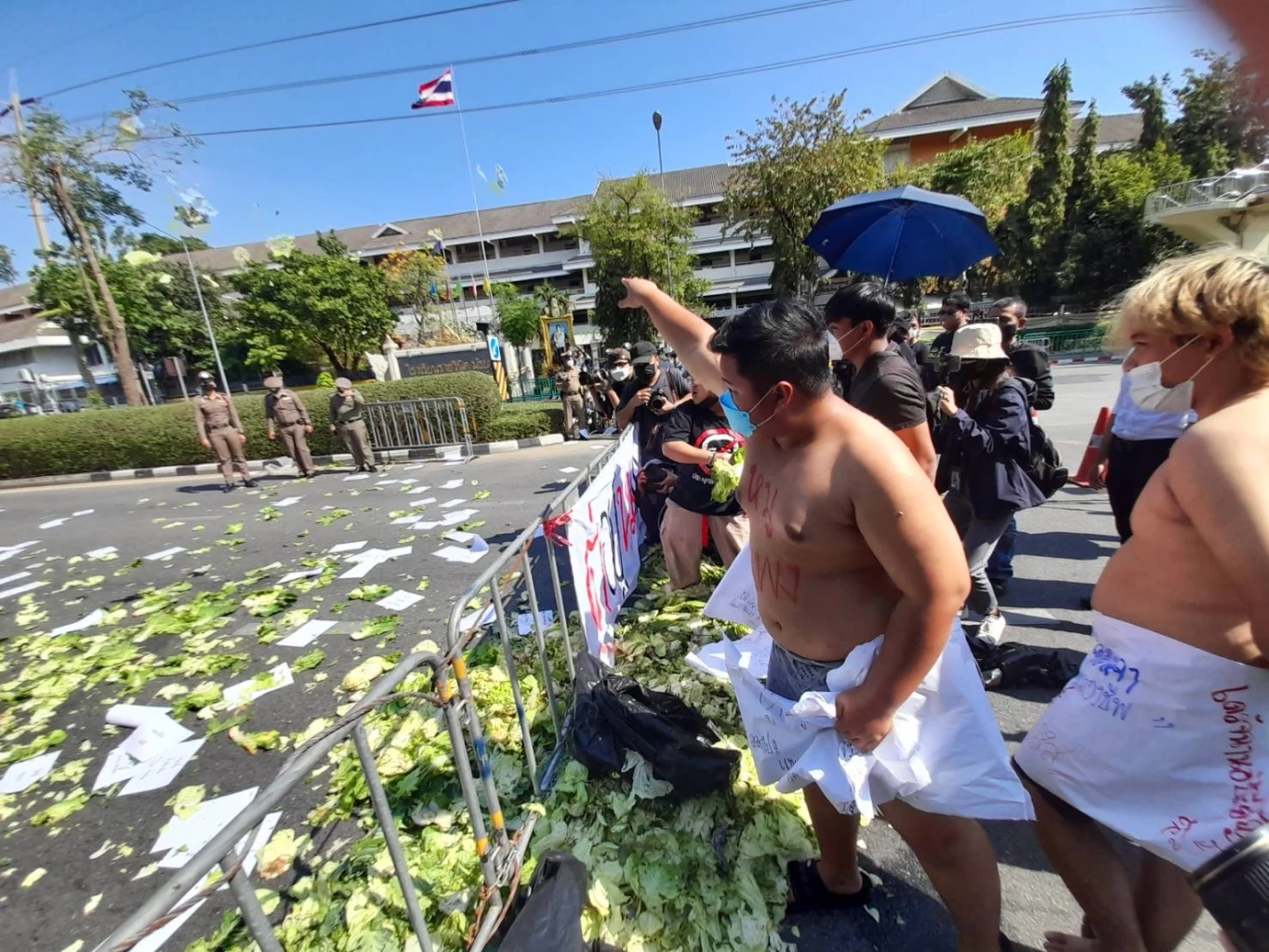 ตู่อยู่หมูแพง ! “เครือข่ายรามคำแหงฯ” จี้รัฐคุมราคาสินค้าแก้ปัญหาของแพง