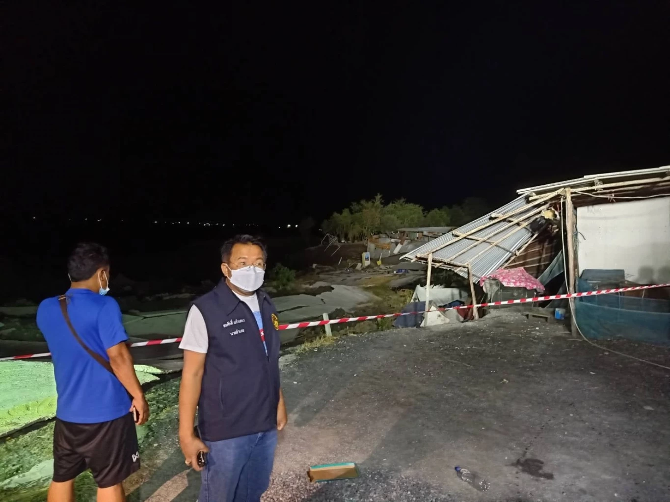 โชคดีไร้เจ็บ เหตุดินทรุดสไลด์ตัวบ้านพังเสียหาย 33 หลังคาเรือน ย่านบางพลี