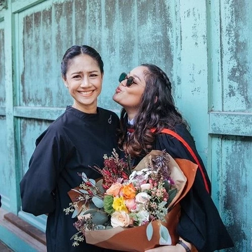 "บอม เปล่งพานิช" กับชีวิตที่ถูกเปรียบเทียบ ทำไมไม่สวยเหมือนแม่ "นก สินจัย"