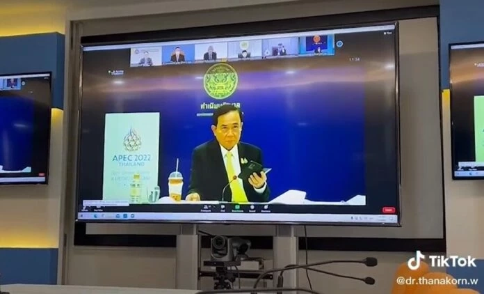 "อ้อม สุนิสา" บอกอยากร้อง "ถอยดีกว่า" โต้ "บิ๊กตู่" เปิดเพลงอย่ายอมแพ้