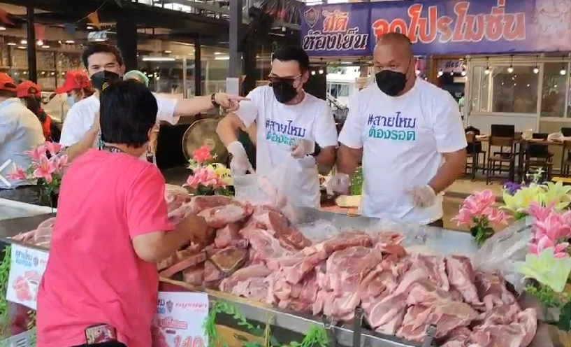 ชาวบ้านแห่ซื้อเนื้อหมู กก.ละ140 บาท ที่เพจสายไหมต้องรอดจัดโปรร่วมหมูรำพึง