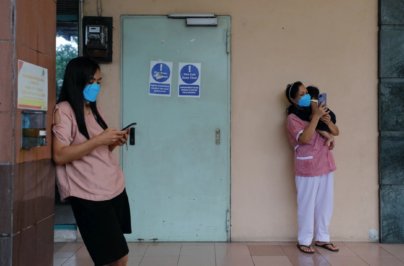 แผ่นดินไหว 6.7 ในอินโดนีเซีย คนวิ่งหนีออกจากตึก