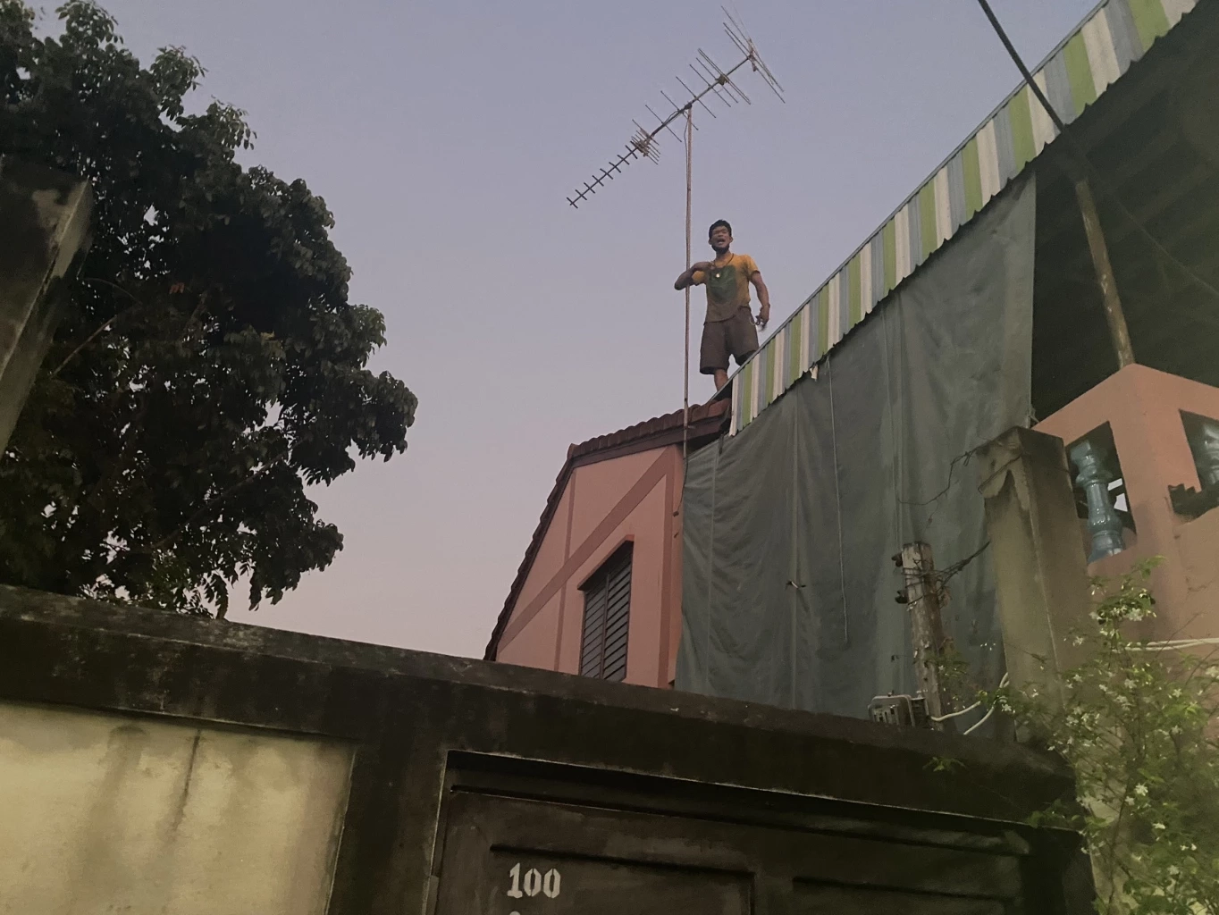 ล่าระทึก โชเฟอร์รถพ่วงซิ่งชนรถตร.ทางหลวงพังยับ