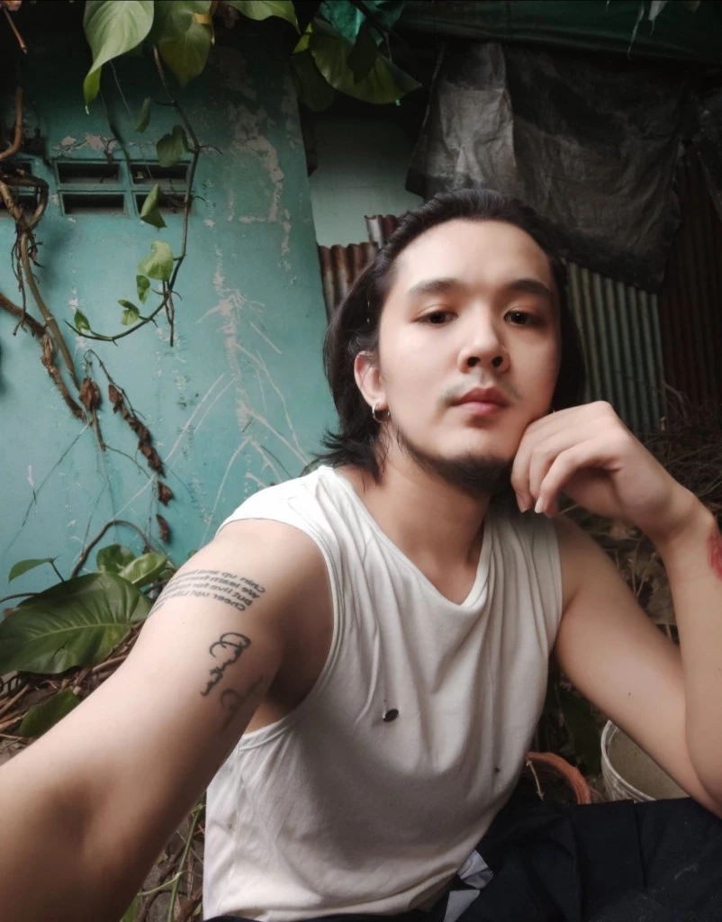 ฟลุ๊ค “พชร ธรรมมล”หรือ “ฟลุ๊ค เดอะสตาร์” นักร้องชื่อดัง 