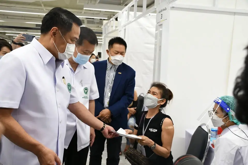 สธ. ฉีดวัคซีนโควิดเข็มกระตุ้น ให้ผู้ประกอบการร้านค้า-พนักงาน