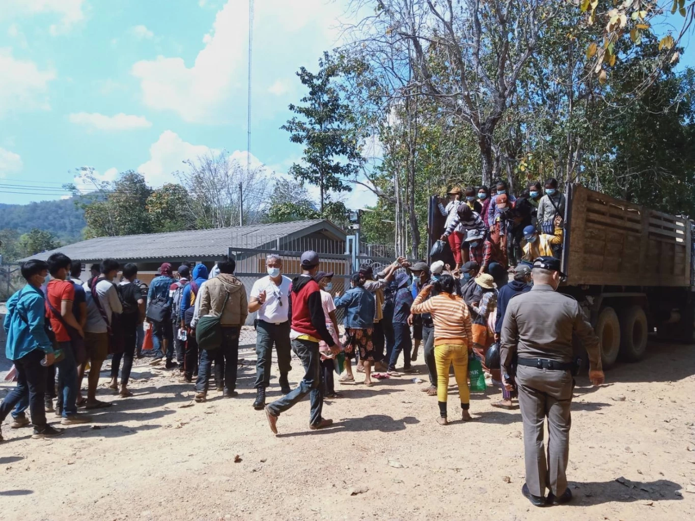 ลุยจับแรงงานเถื่อนชาวพม่า 239 คน พร้อมนำพา 3 คน