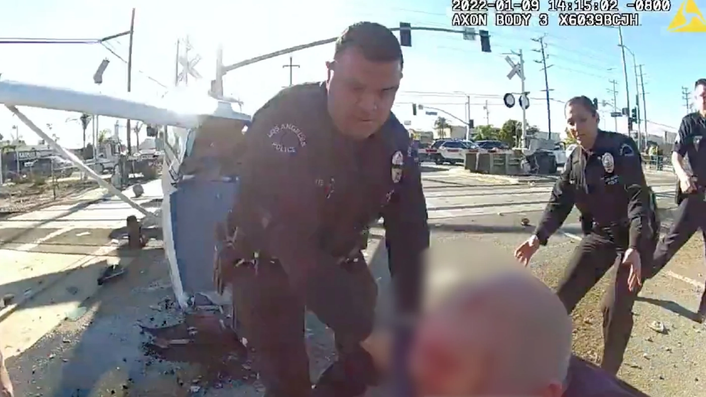 เครื่องบินเล็กตก เจอรถไฟชนกระจุย นักบินรอดหวุดหวิด