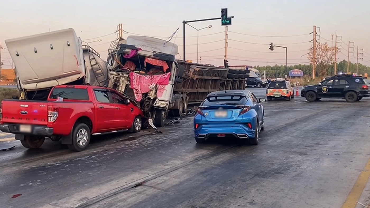 รถพ่วง 18 ล้อซิ่งฝ่าไฟแดงชนสนั่นแยกไฟแดง