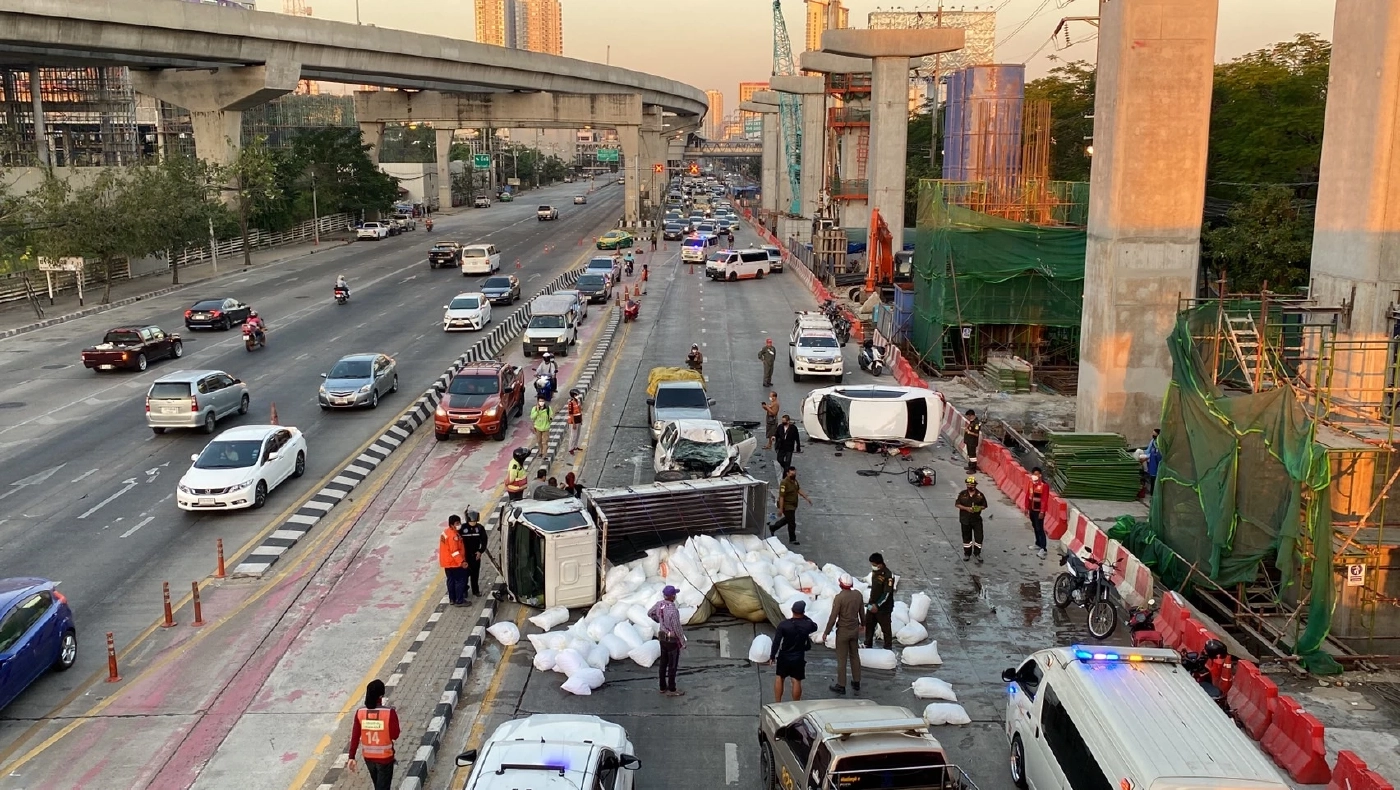 เก๋งพุ่งข้ามเกาะกลางถนน ชนสนั่น 4 คันรวด แยกแคราย ดับ 1 บาดเจ็บ 2