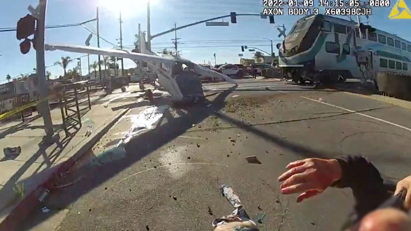 เครื่องบินเล็กตก เจอรถไฟชนกระจุย นักบินรอดหวุดหวิด