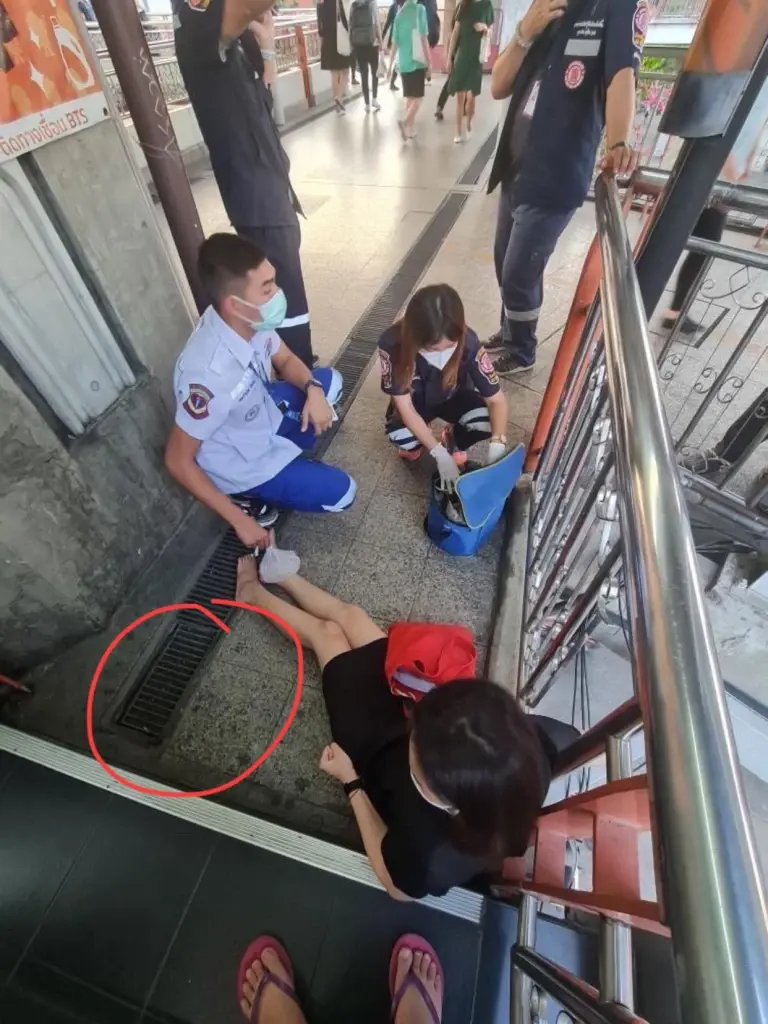 “สาวตกท่อสกายวอล์ค” ค่ารักษา 2 แสน  "รถไฟฟ้า-สำนักเขต" โยนความรับผิดชอบวุ่น