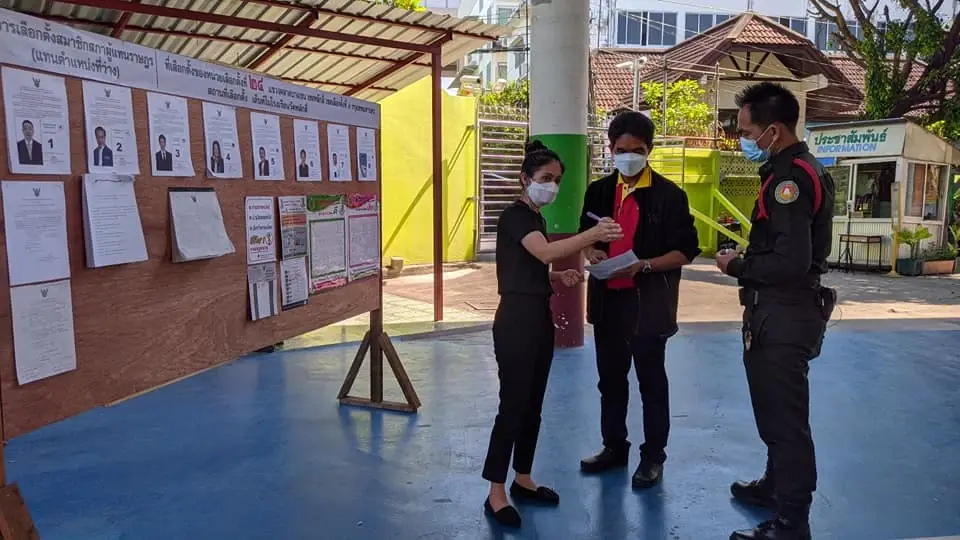 เขตหลักสี่ตั้งกระดานพร้อมรายงานผลคะแนนเลือกตั้งซ่อม