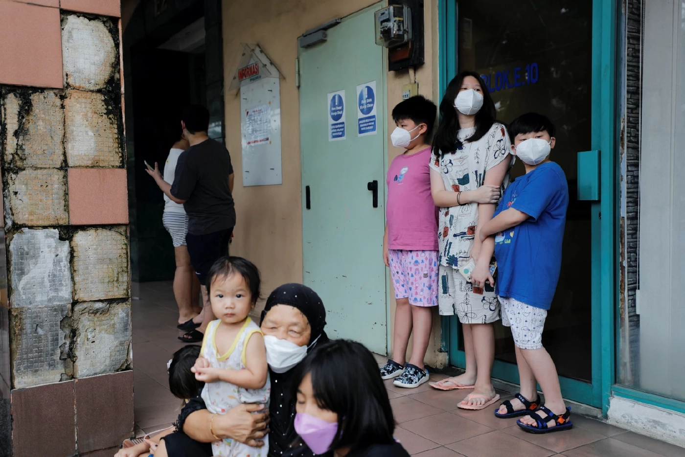 แผ่นดินไหว 6.7 ในอินโดนีเซีย คนวิ่งหนีออกจากตึก