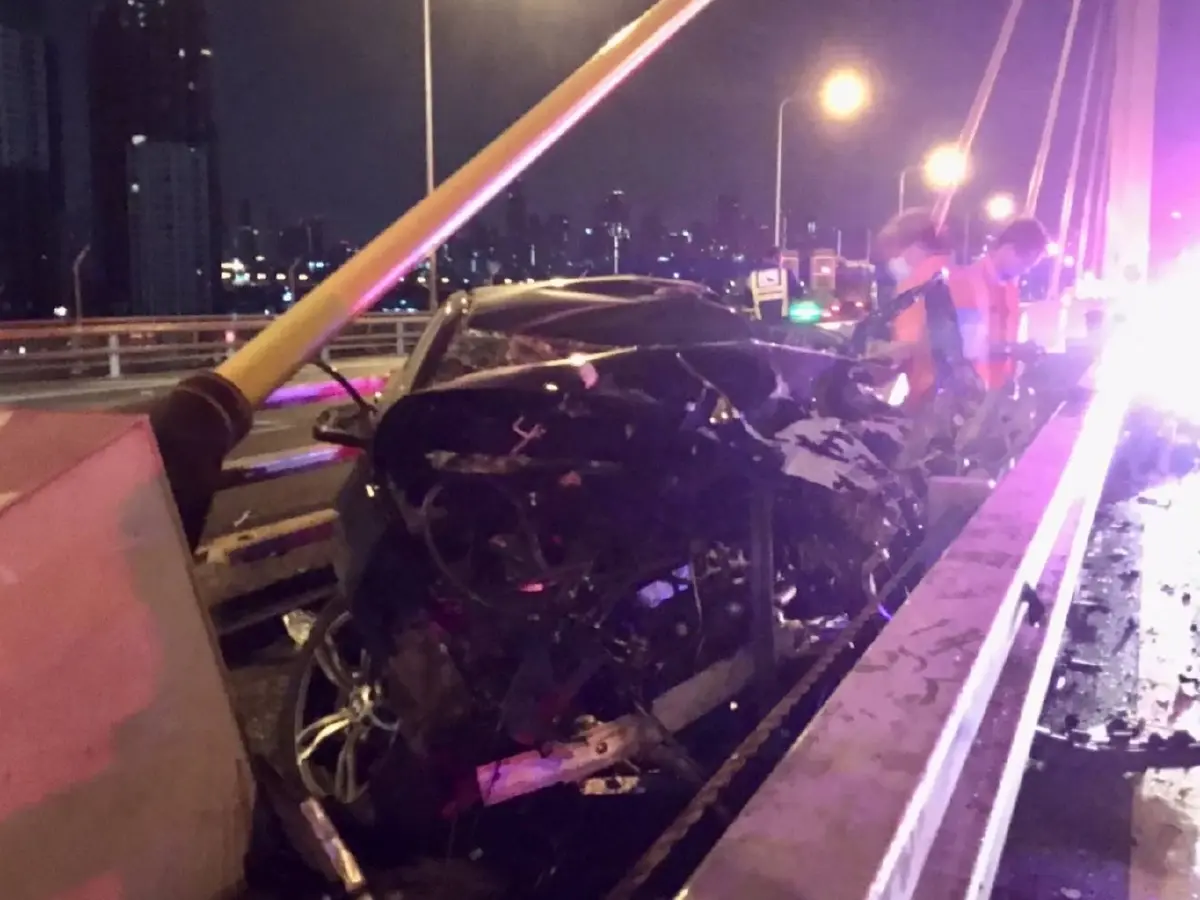 เจ้าของเพจ “กินกับบอสฟินสุด” ซิ่งรถหรูชนท้ายรถบรรทุกสาวนั่งมาด้วยดับ