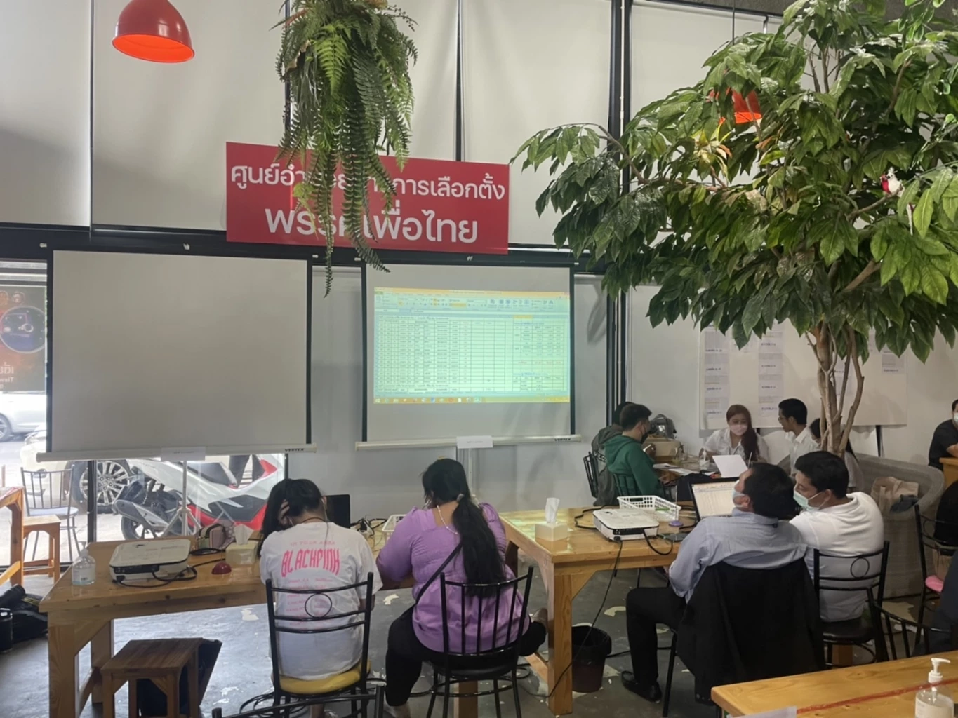 ผู้สมัครเลือกตั้งซ่อมหลักสี่ เข้าวอร์รูมลุ้นผลคะแนน