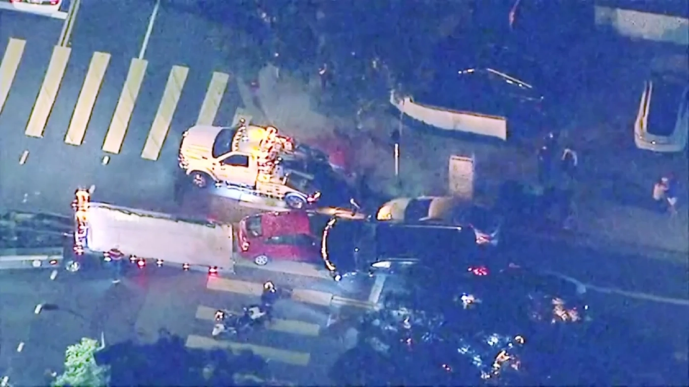 อาร์โนลด์ ชวาร์เซเนกเกอร์ ประสบเหตุรถชนกัน 4 คัน