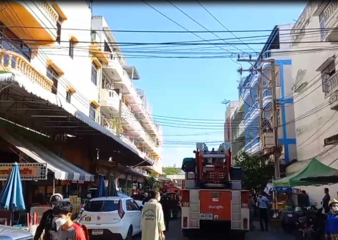 จนท.ดับเพลิงวุ่น "ไหว้เจ้า" ตรุษจีนทำไฟไหม้อาคารพาณิชย์ 
