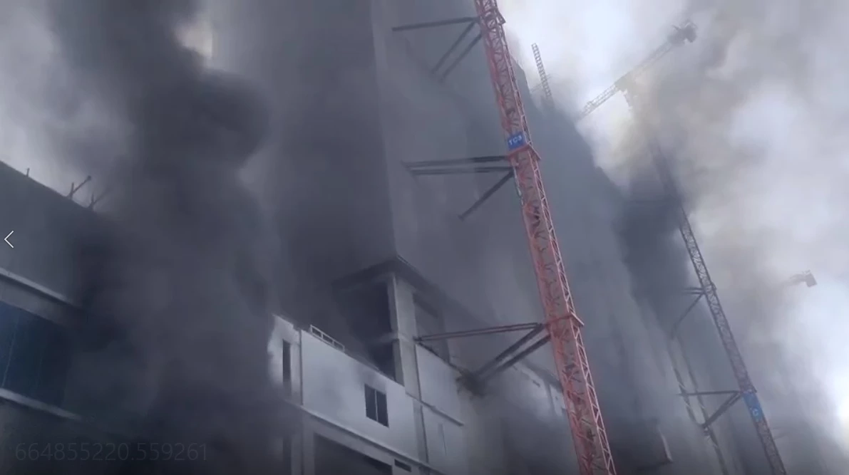 ไฟไหม้ตึกก่อสร้างย่านรามคำแหง มีผู้ติดค้างในอาคารหลายคน