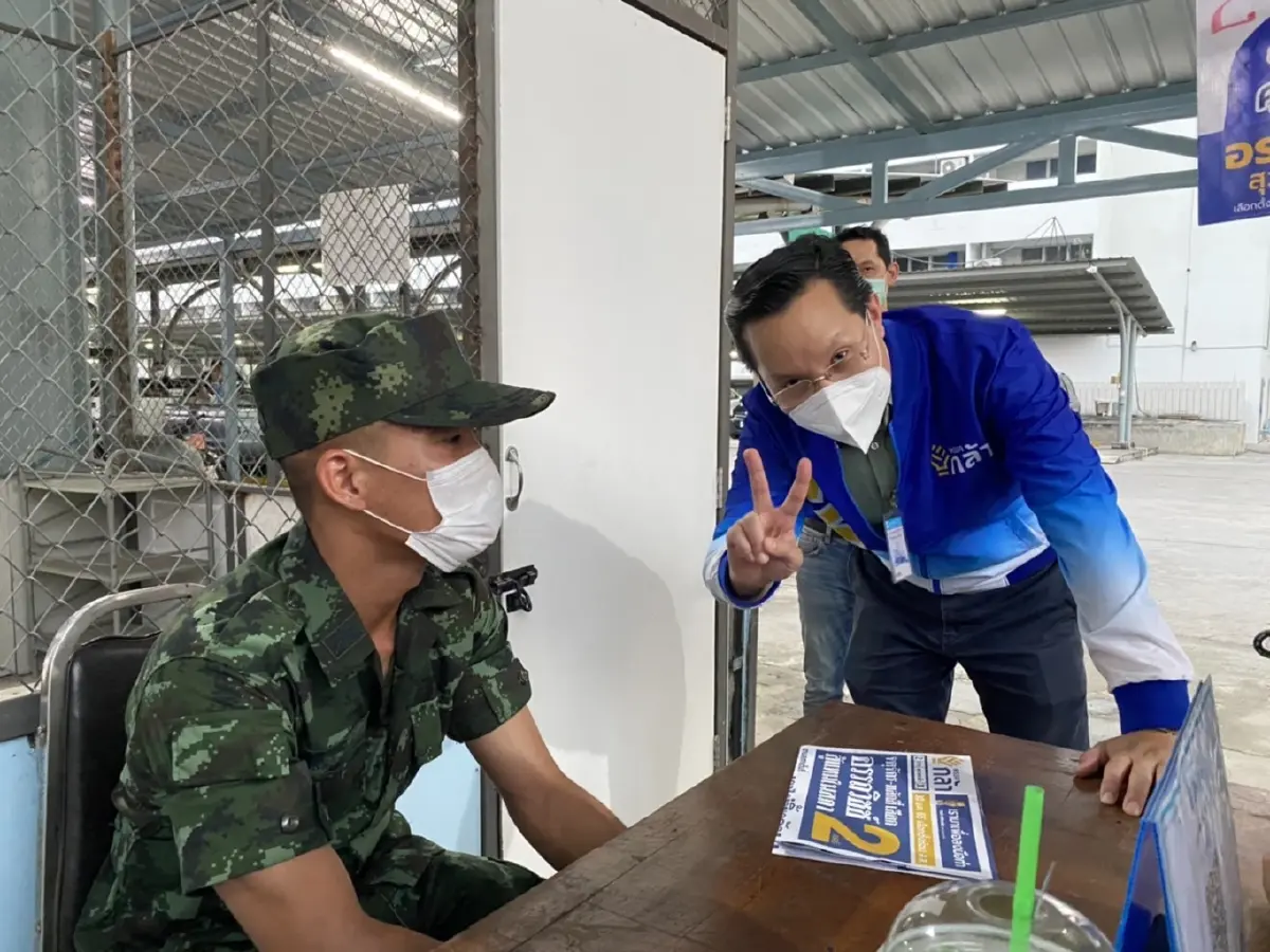 อรรถวิชช์  ขอบคุณทหาร ให้เข้ามาพูดเรื่อง "ประชาธิปไตย"