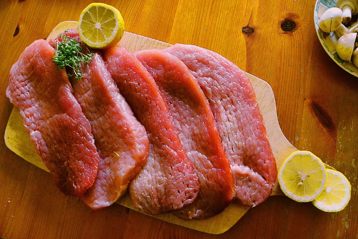 ราคาเนื้อหมูแพงสุดในรอบ 10 ปี กดดันหันไปซื้อไก่ หวั่นขึ้นราคาตาม