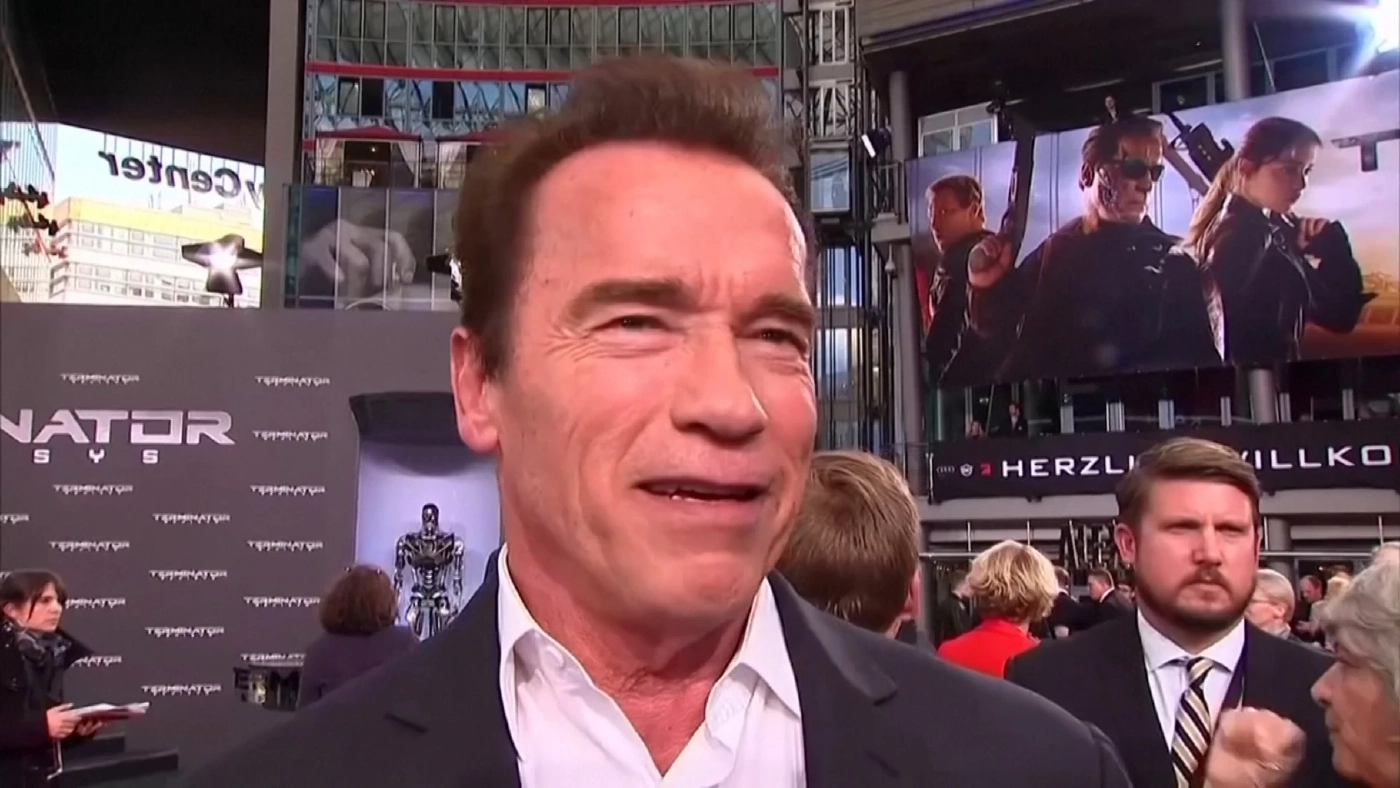 อาร์โนลด์ ชวาร์เซเนกเกอร์ ประสบเหตุรถชนกัน 4 คัน