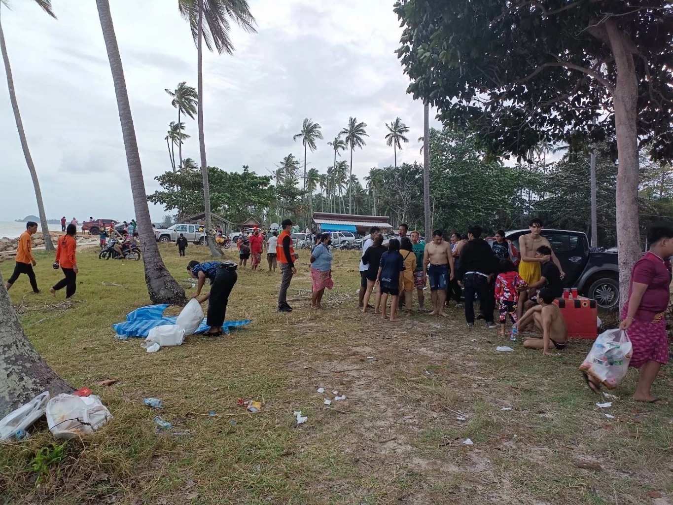 คลื่นลมแรงซัดนักท่องเที่ยวจมน้ำดับ 1 ราย