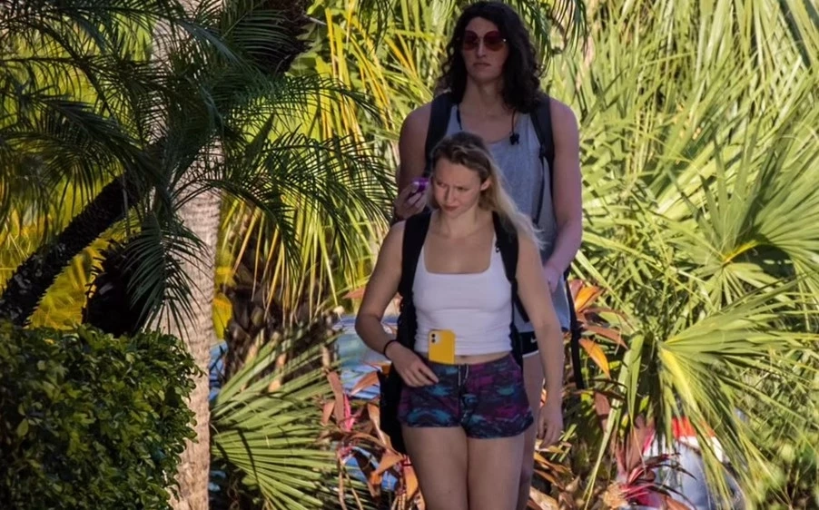 (รูปร่างที่สูงใหญ่ของ ลีอา ทำให้เธอถูกมองว่าได้เปรียบคู่แข่งในสระคนอื่น ๆ ทางกายภาพ / ภาพจาก Daily Mail)