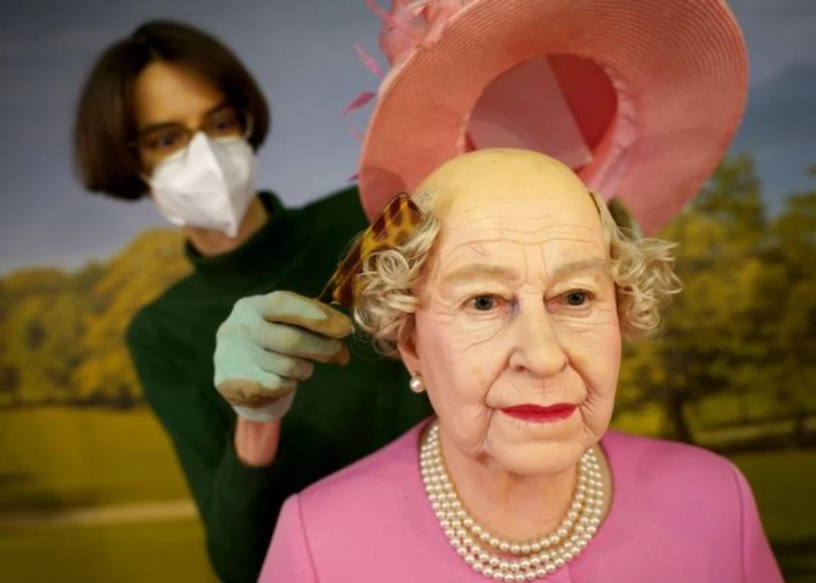 สื่ออังกฤษผงะ หุ่นขี้ผึ้งควีนในเยอรมนีไม่ประณีต