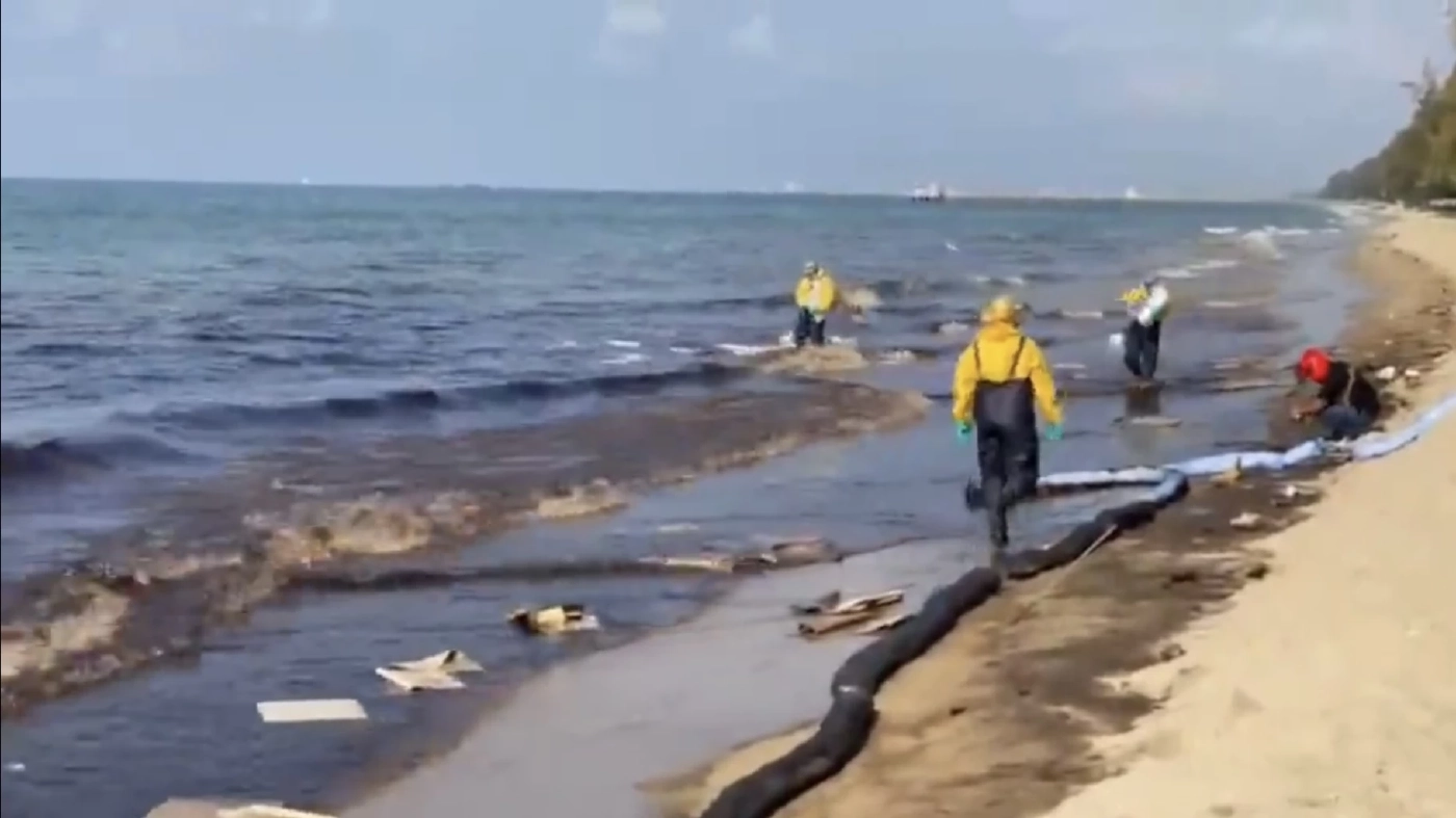 อธิบดีคพ.เผยคราบน้ำมันล็อตใหญ่จ่อซัดเข้าหาดแม่รำพึง