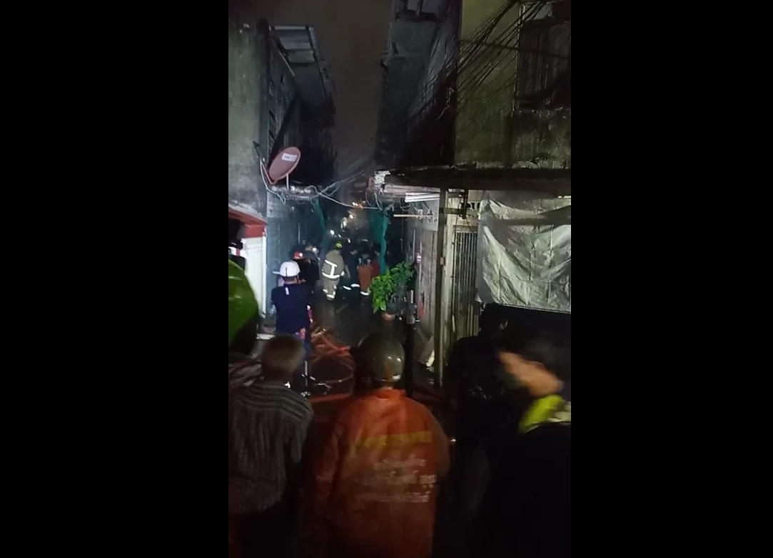ด่วน! เพลิงไหม้รับวันเด็กชุมชนในเพชรเกษม 19 ชาวบ้านขนของกันวุ่น