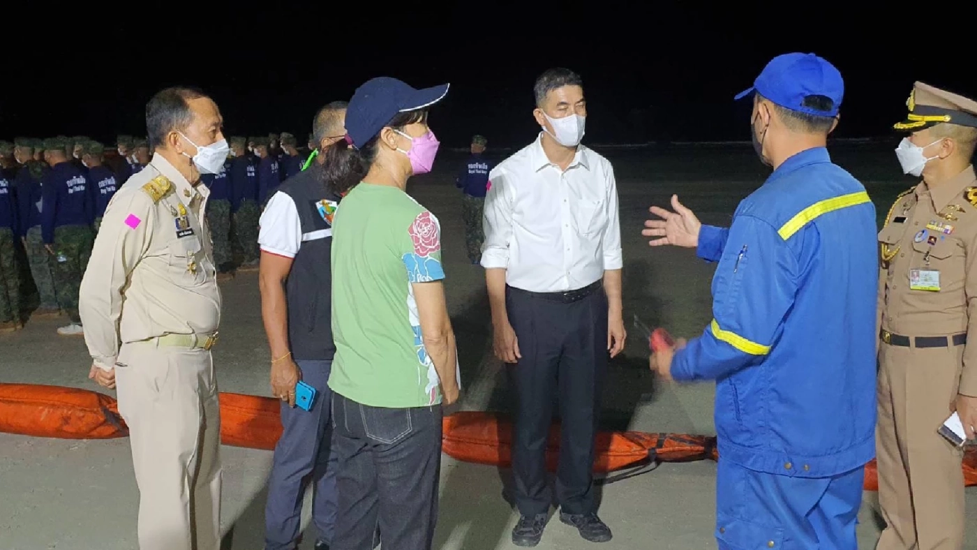 อธิบดี คพ.รุดตรวจคราบน้ำมันที่ลอยติดชายหาดเเม่รำพึง