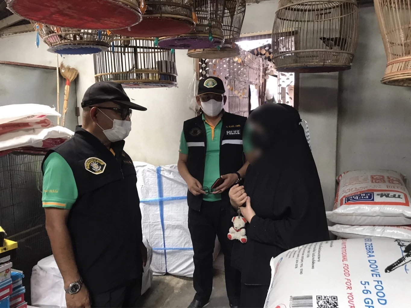 ตำรวจป่าไม้ รวบหนุ่มค้านกคุ้มครอง กว่า 11 ชนิด รวม 25 ตัว กลางตลาดเมืองยะลา