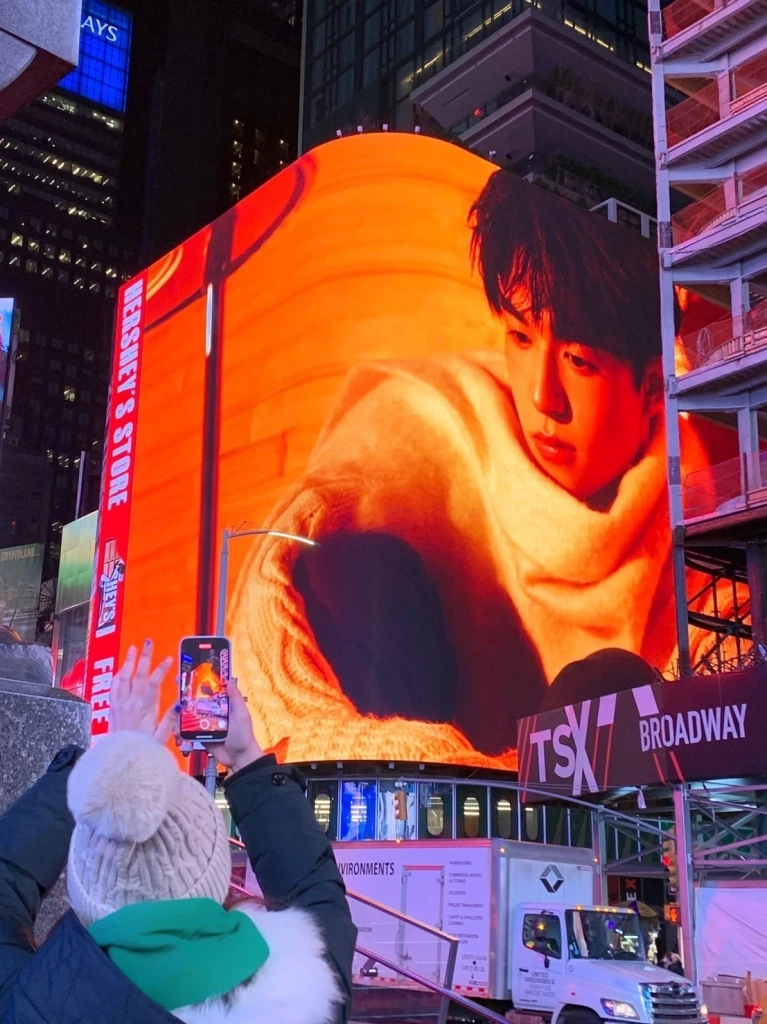 เกินต้านปังตั้งแต่ต้นปี “แพทริค ณัฐวรรธ์” ขึ้นจอไทม์สแควร์นิวยอร์ก