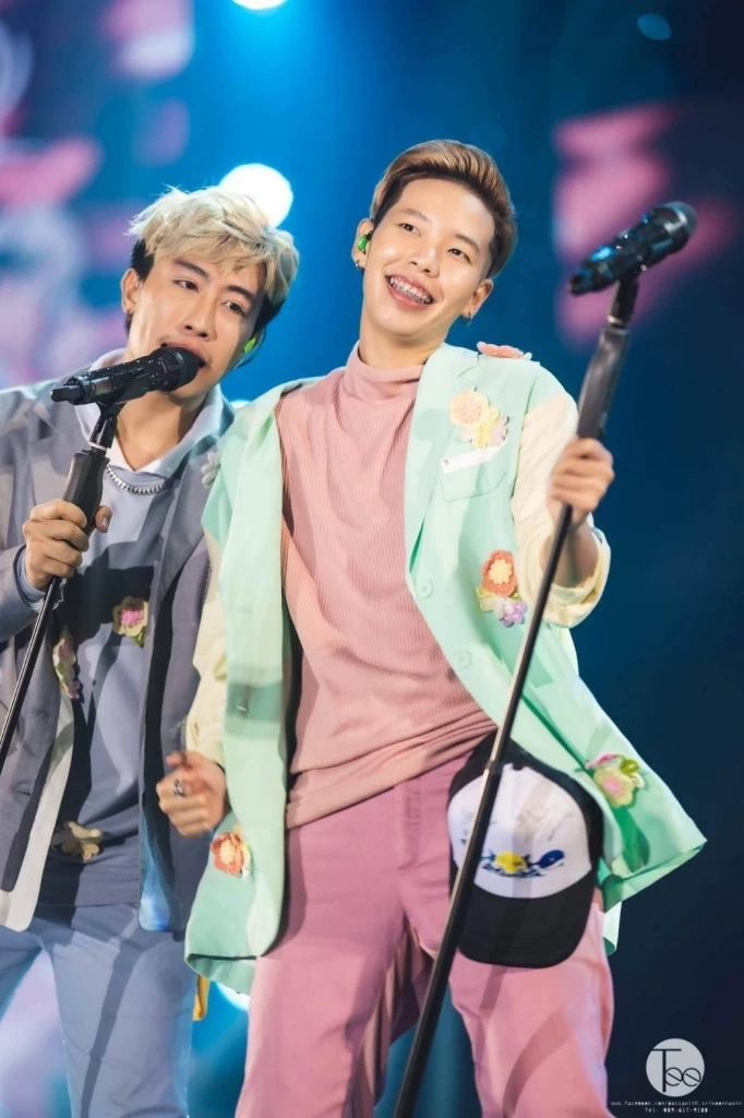 ปายช็อก!! นุ๊ก ธนดล พลาดตกเวทีสูงกว่า 2 เมตร หลังเปิดคอนเสิร์ตใหญ่ครั้งแรก