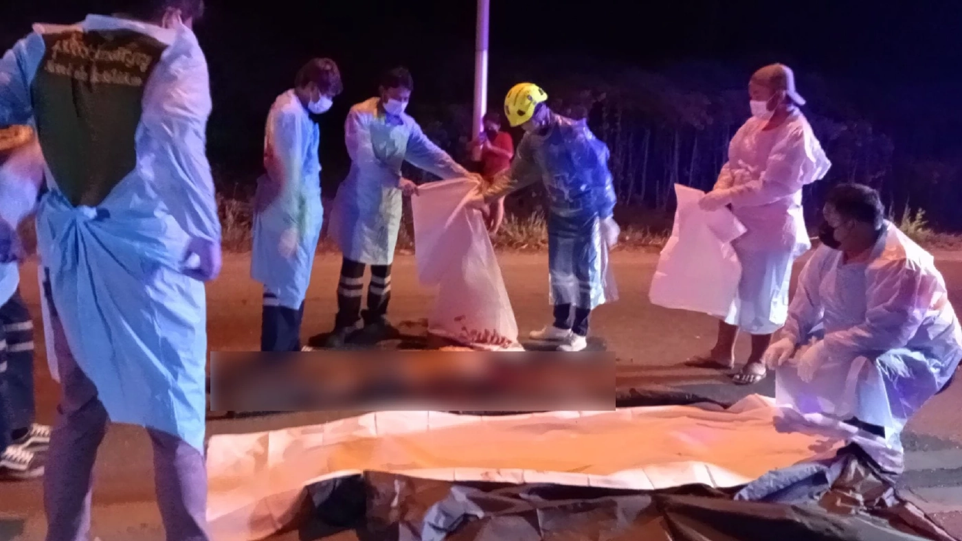 รถกระบะ เฉี่ยวชนรถบรรทุก จ.กาญจนบุรี บาดเจ็บ 7 เสียชีวิต 4 ราย