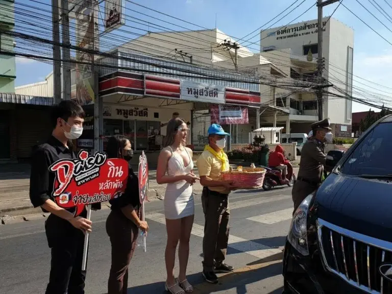 หวั่นงานงอก สภ.หางดง แจงกรณีจ้างพริตตี้แจกเครื่องดื่ม ปชช. เดินทางปีใหม่