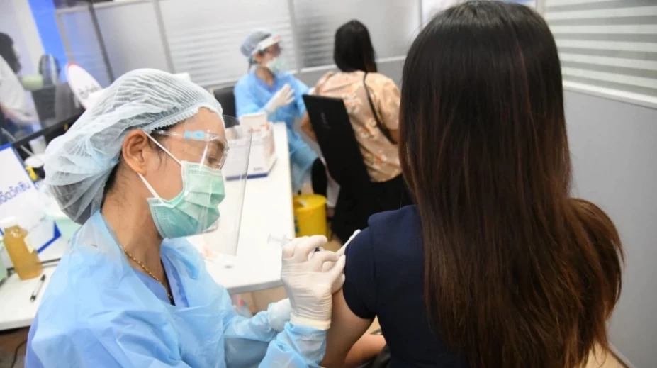 สธ.ไฟเขียวฉีดวัคซีนเข็ม 4 พื้นที่ 10 จว.ท่องเที่ยวและพื้นที่ติดเชื้อสูง