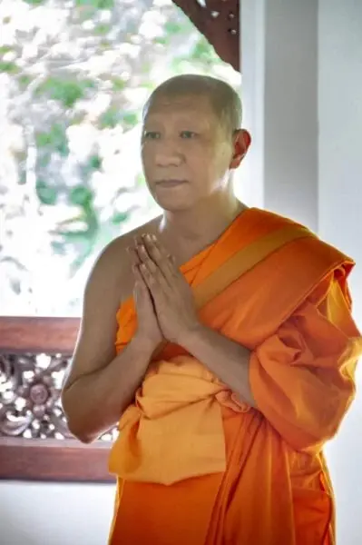 ‘สิงโต นำโชค’ เข้ากราบ ‘หลวงพี่โน้ส อุดม’ แฟนๆร่วมอนุโมทนา สาธุ