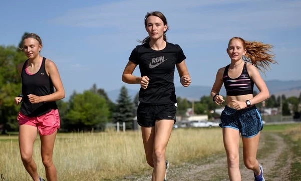 (จูนิเพอร์ อีสต์วูด (กลาง) นักกรีฑาครอสคันทรีข้ามเพศ อีกหนึ่งเคสที่ถูกเพ่งเล็งว่าอาศัยความได้เปรียบทางกายภาพเหนือนักกีฬาหญิงคนอื่น ๆ / ภาพ AP)