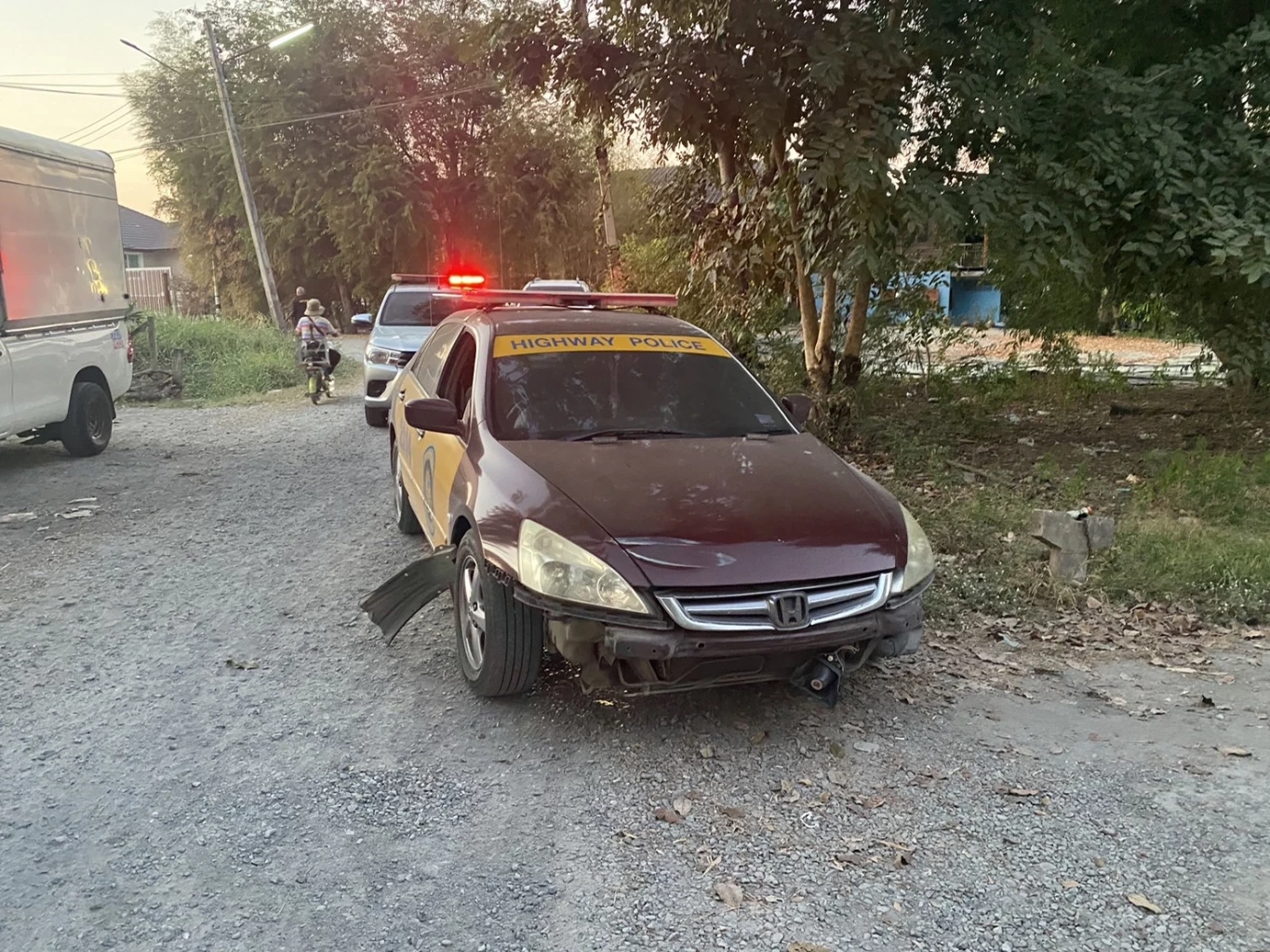 ล่าระทึก โชเฟอร์รถพ่วงซิ่งชนรถตร.ทางหลวงพังยับ