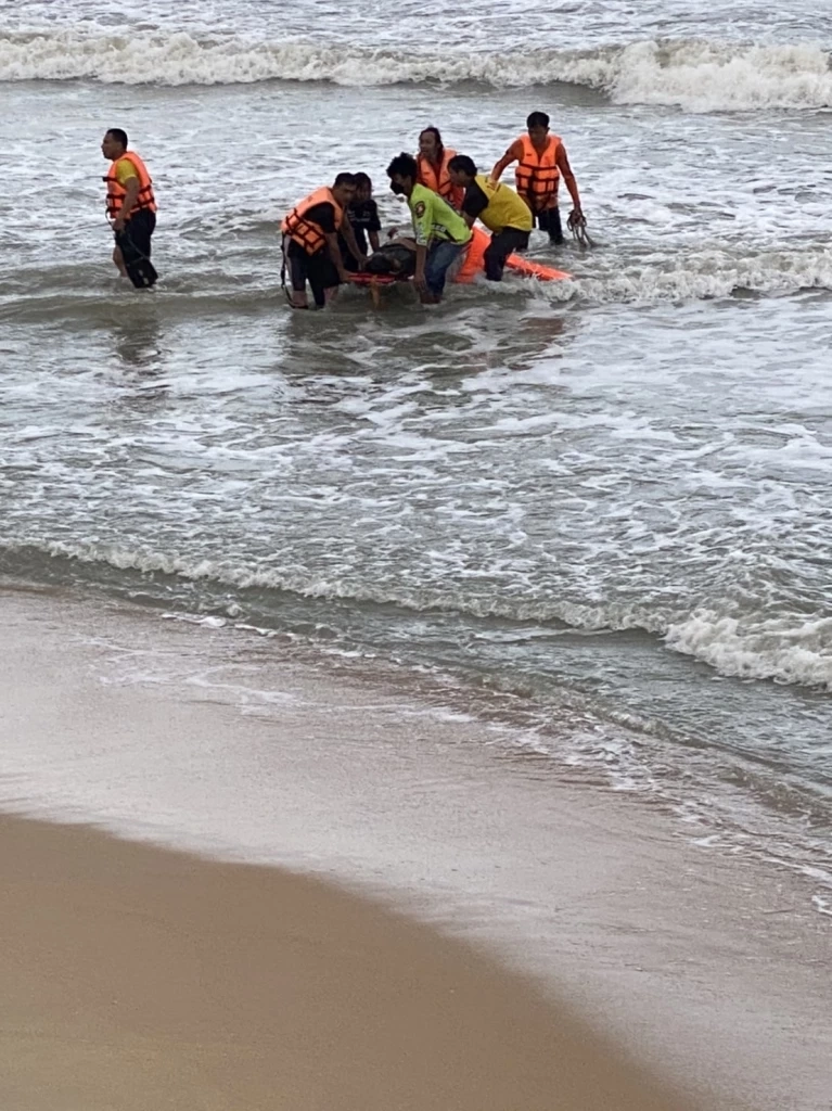 คลื่นลมแรงซัดนักท่องเที่ยวจมน้ำดับ 1 ราย