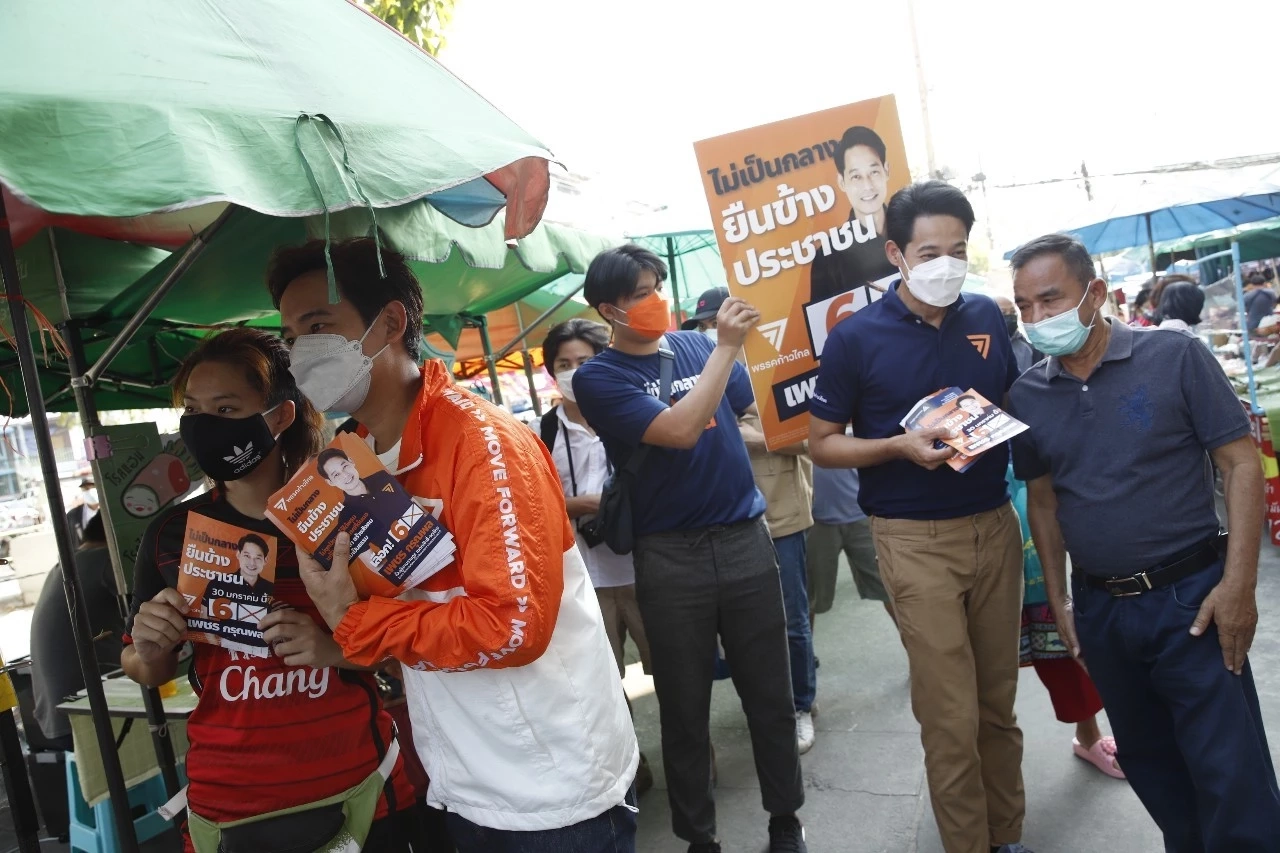 "พิธา" ปราศรัยกลางตลาดริมบึงหลักสี่ตั้งแต่ไก่โห่ ชวนเลือก"เพชร กรุณพล" 