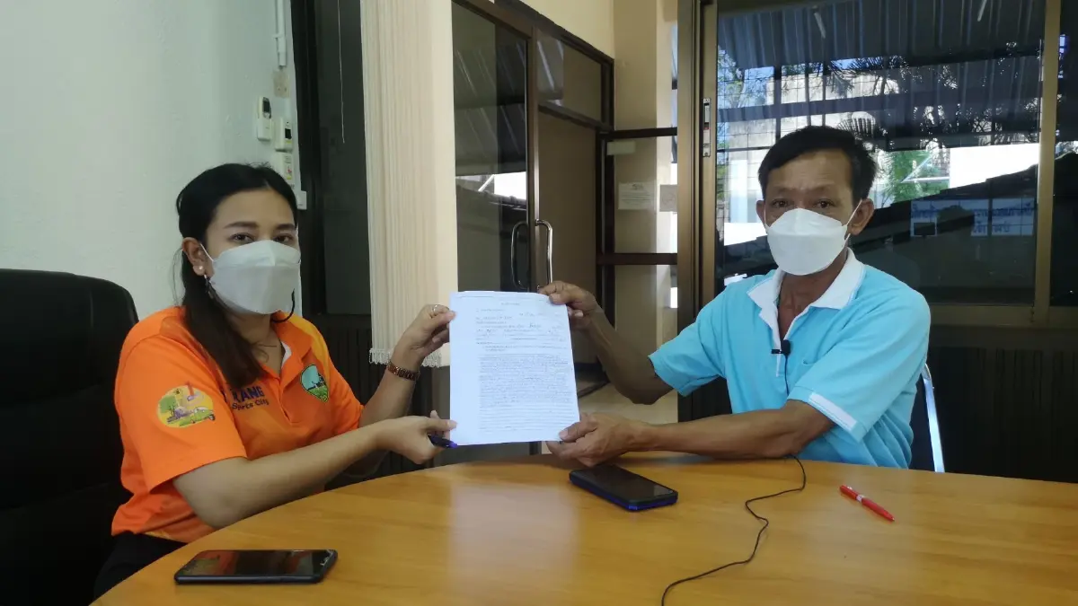 ลูกจ้างเทศบาลร้องศูนย์ดำรงธรรมตรัง ถูก สท. ถีบตกเก้าอี้