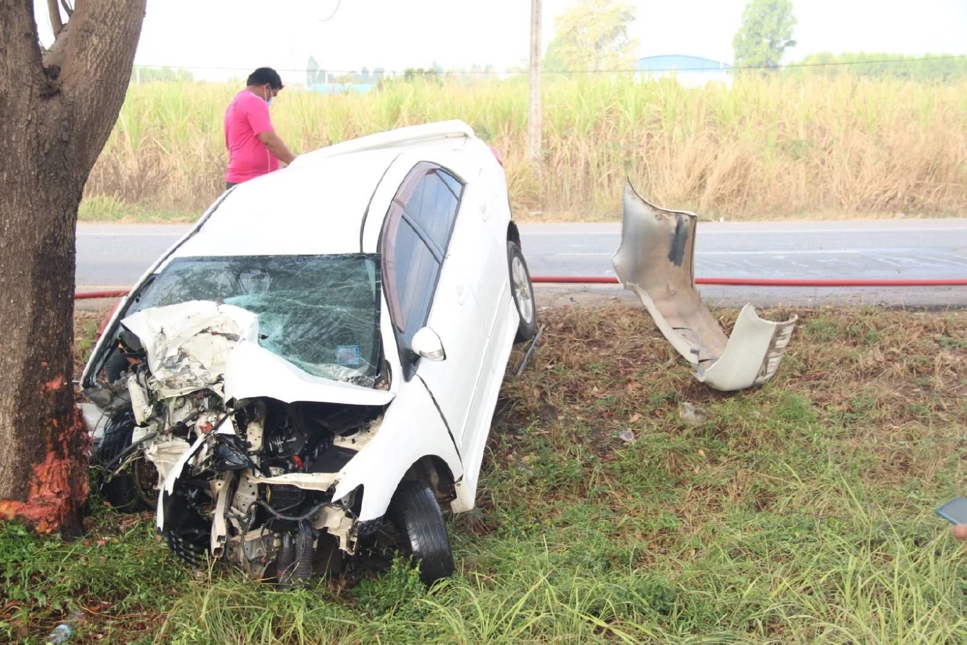 เก๋งเสียหลักพุ่งอัดต้นไม้รถพังยับ กู้ภัยเร่งช่วย