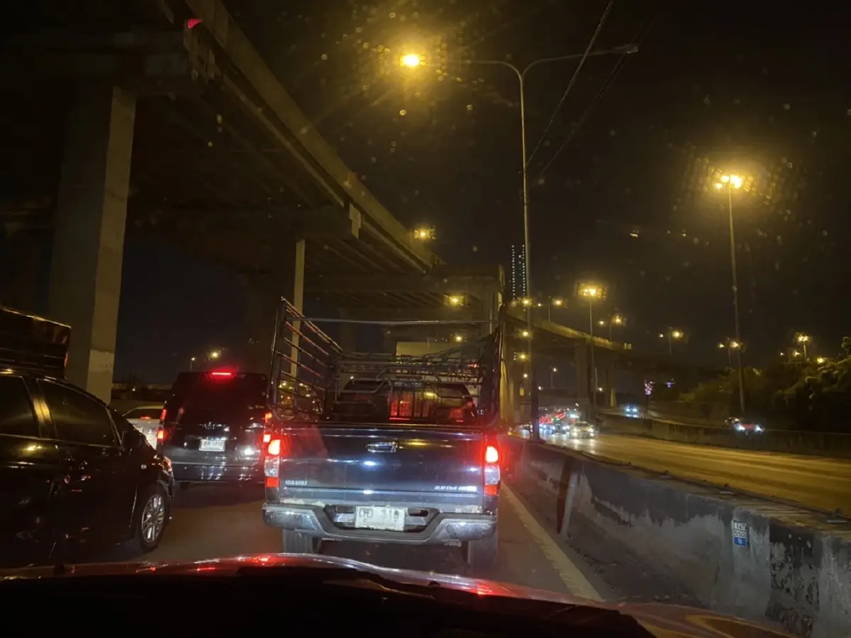 รถกระบะตู้ทึบพลิกตะแคง ทางด่วนบางนาติดหนัก!