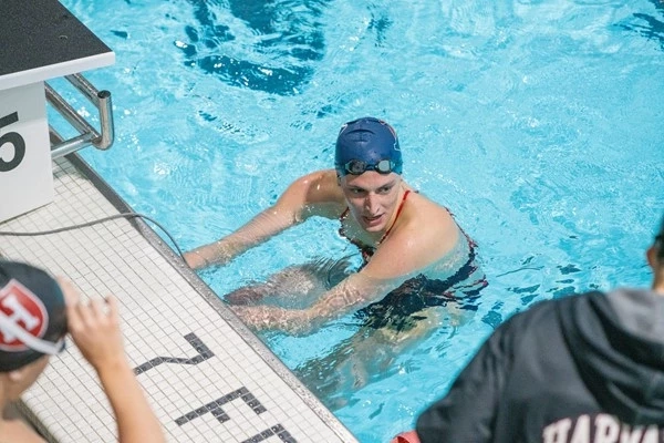 (ลีอา โธมัส สร้างแรงสั่นสะเทือนให้วงการว่ายน้ำสหรัฐฯ กว่าที่คิด หลังเปลี่ยนจากฉลามหนุ่มเป็นเงือกสาว / ภาพจาก New York Times)